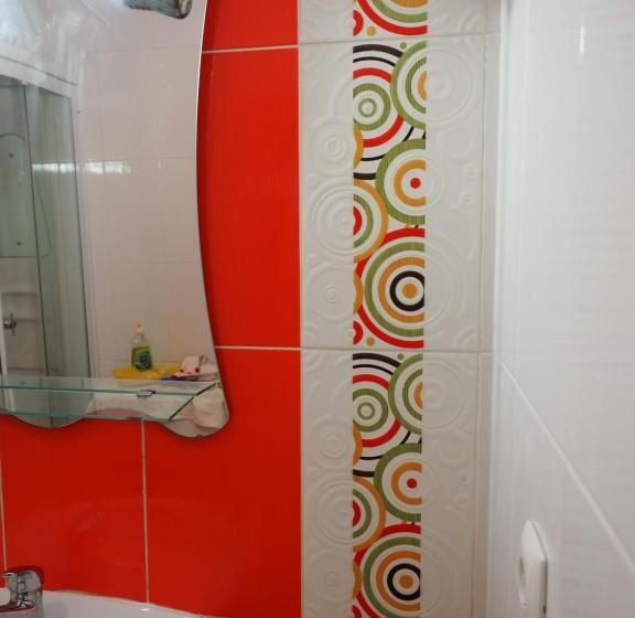 اتاق راحتی سه تخته, The Portuguese Element