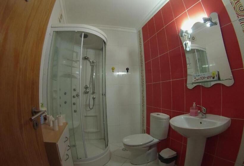 اتاق راحتی سه تخته, The Portuguese Element