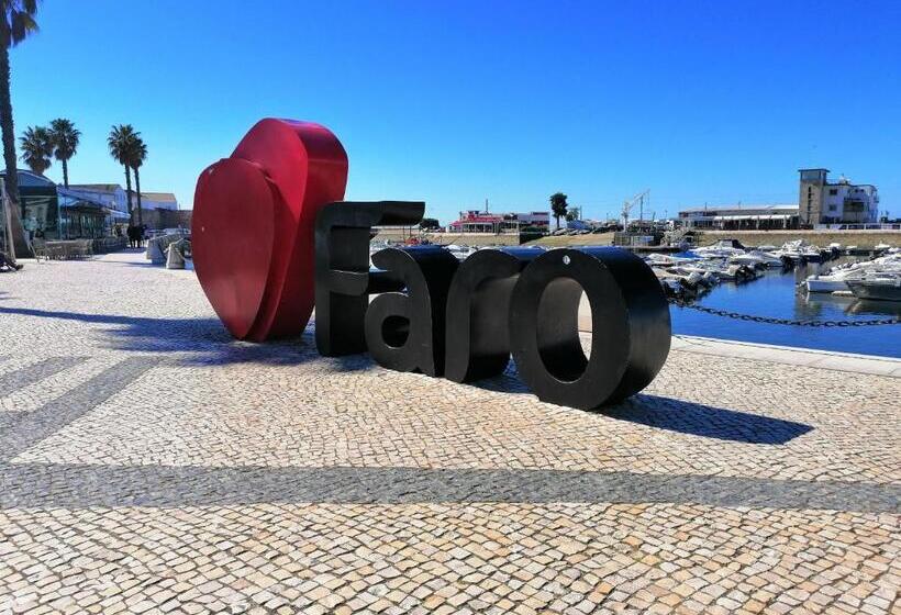 اتاق راحتی سه تخته, The Portuguese Element