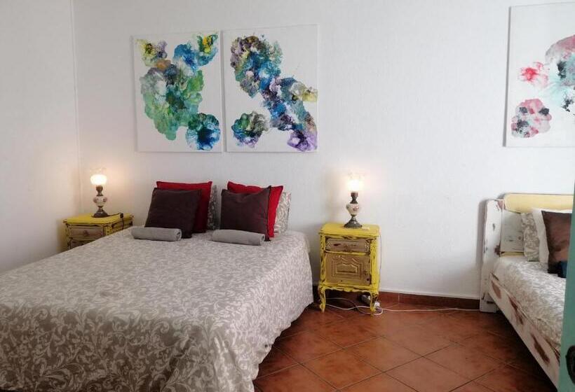 اتاق راحتی سه تخته, The Portuguese Element