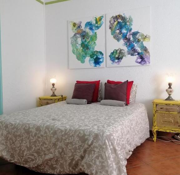 اتاق راحتی سه تخته, The Portuguese Element