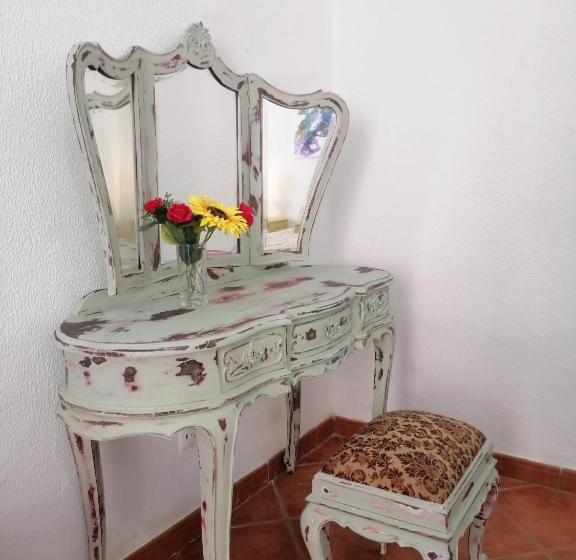 اتاق راحتی سه تخته, The Portuguese Element