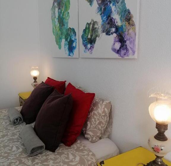 اتاق راحتی سه تخته, The Portuguese Element