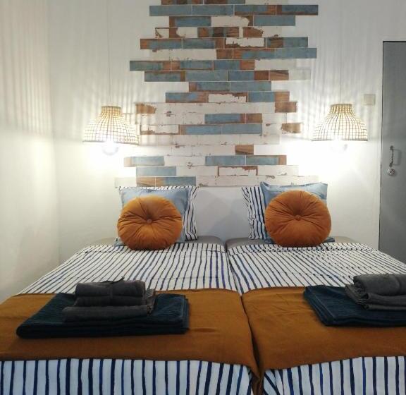 استودیوی سوپریور, The Portuguese Element