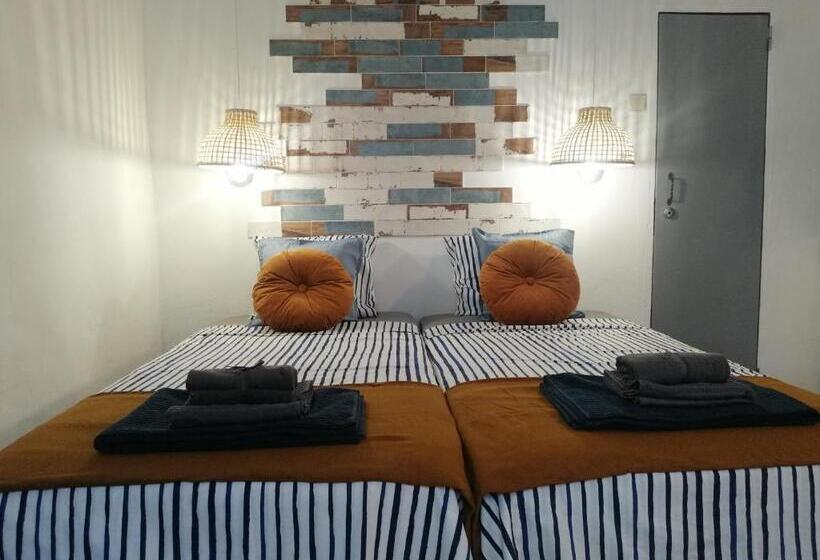 استودیوی سوپریور, The Portuguese Element