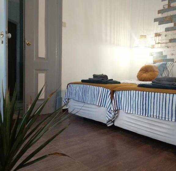 استودیوی سوپریور, The Portuguese Element