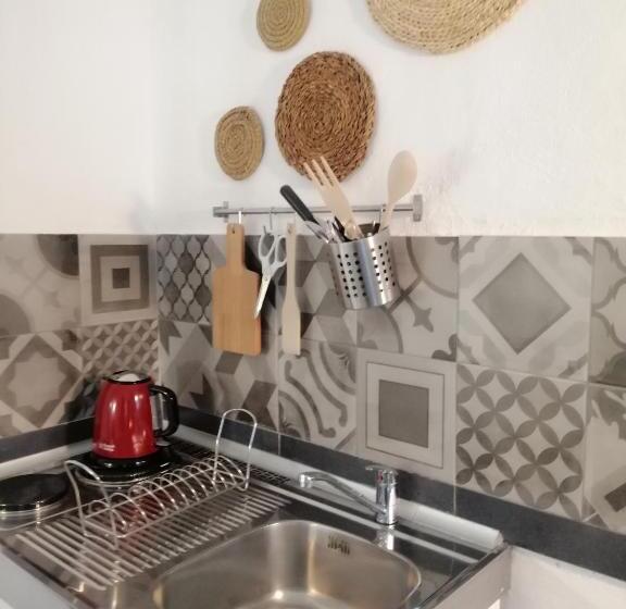 استودیوی سوپریور, The Portuguese Element