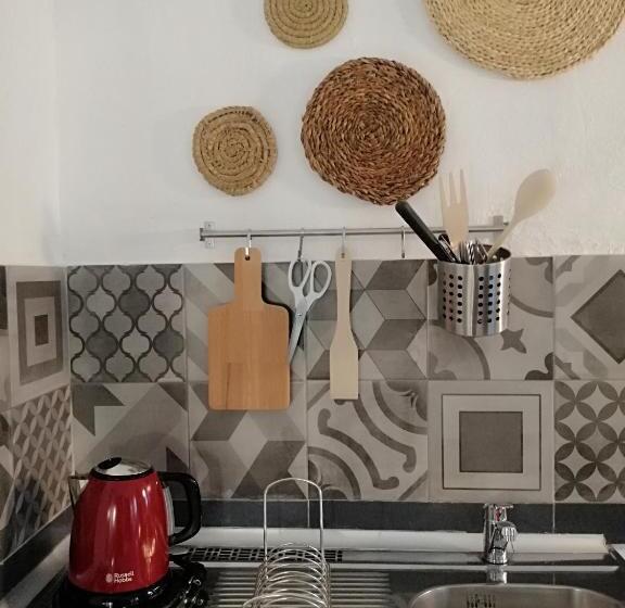 استودیوی سوپریور, The Portuguese Element