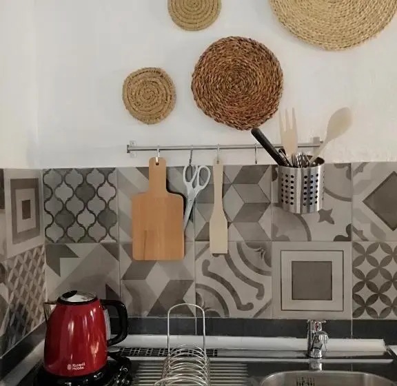 استودیوی سوپریور, The Portuguese Element