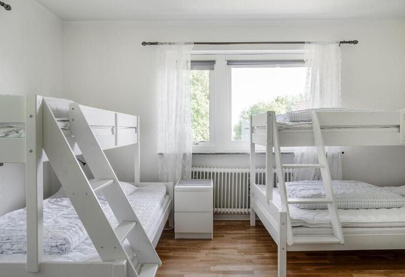 标准四人间共用浴室, Vandrarhemmet Stranden