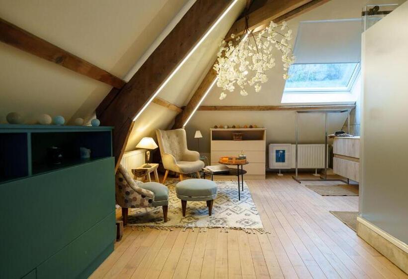 اتاق خانوادگی, Le Jardin Des Secrets