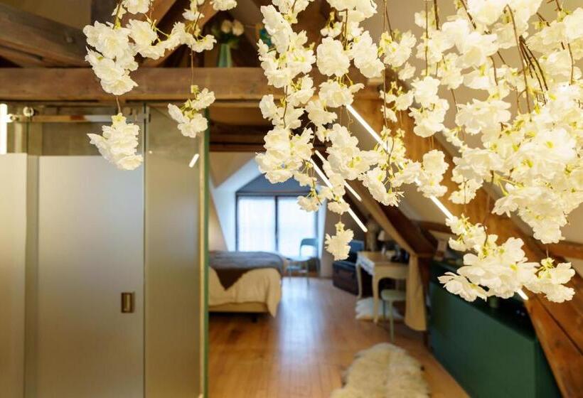 اتاق خانوادگی, Le Jardin Des Secrets