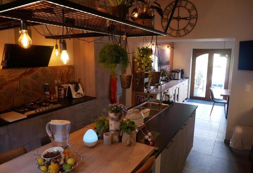 اتاق لوکس, Le Jardin Des Secrets