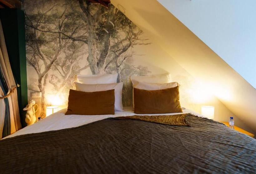 اتاق خانوادگی, Le Jardin Des Secrets