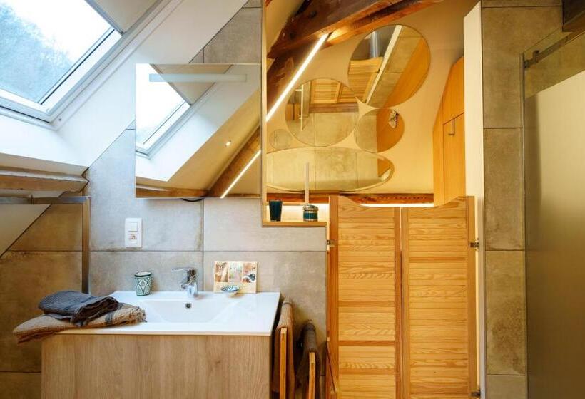 اتاق خانوادگی, Le Jardin Des Secrets