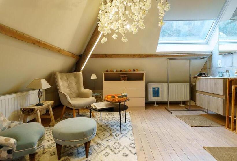 اتاق خانوادگی, Le Jardin Des Secrets