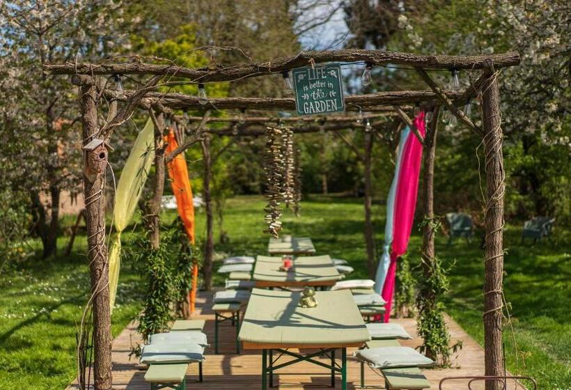 اتاق خانوادگی, Le Jardin Des Secrets