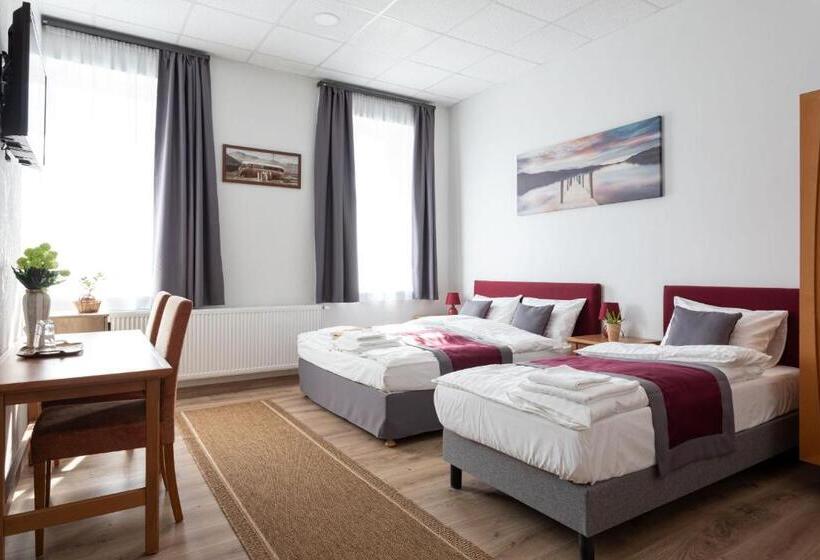 اتاق استاندارد سه نفره, Hooper S Vendégház