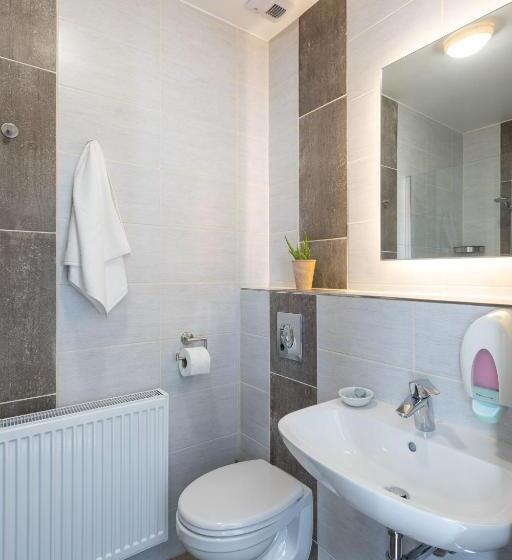 اتاق خانوادگی, Hooper S Vendégház