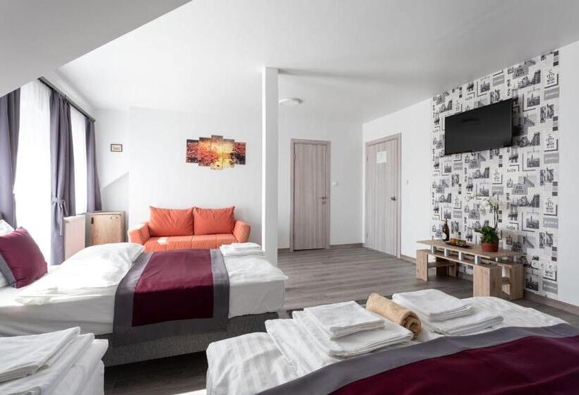 اتاق خانوادگی, Hooper S Vendégház