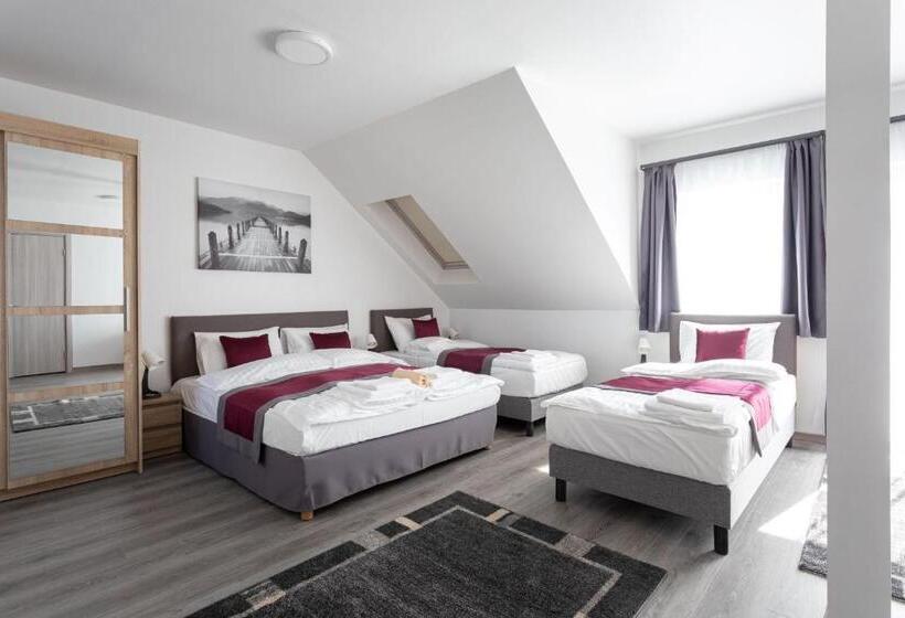 اتاق خانوادگی, Hooper S Vendégház