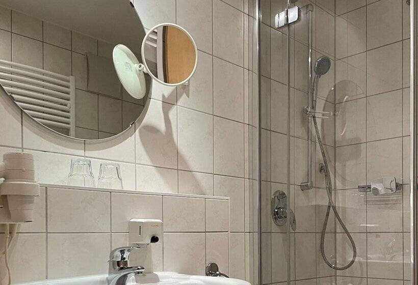 غرفة عائلية, Bettina Garni