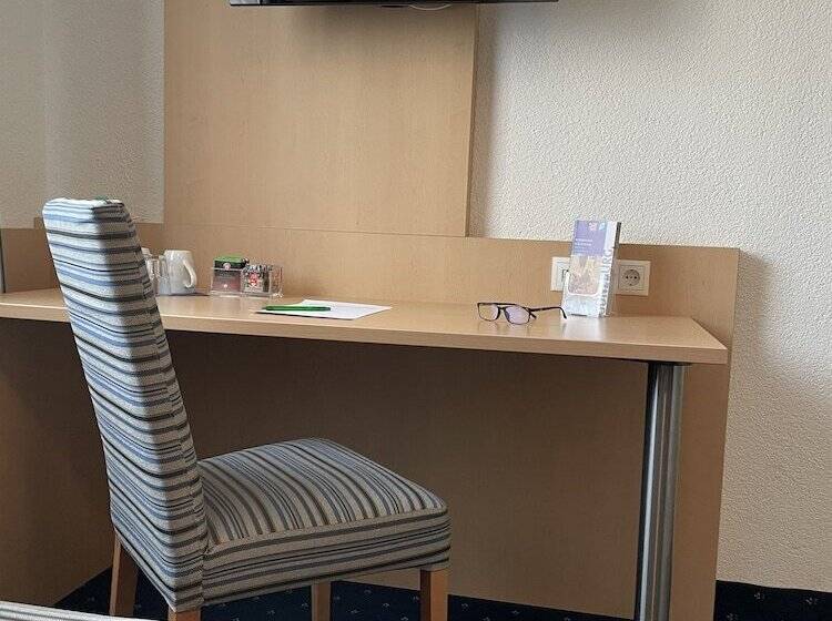 غرفة عائلية, Bettina Garni