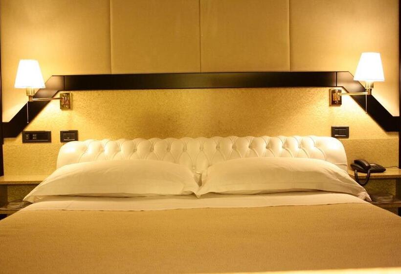 חדר סטנדרט לשלושה, Diamante