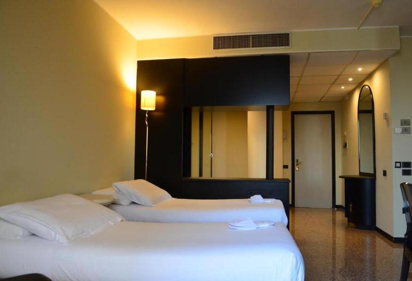 חדר סטנדרט לשלושה, Diamante