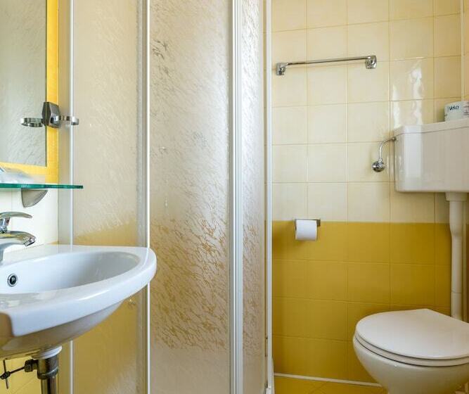 标准三人间, Stresa