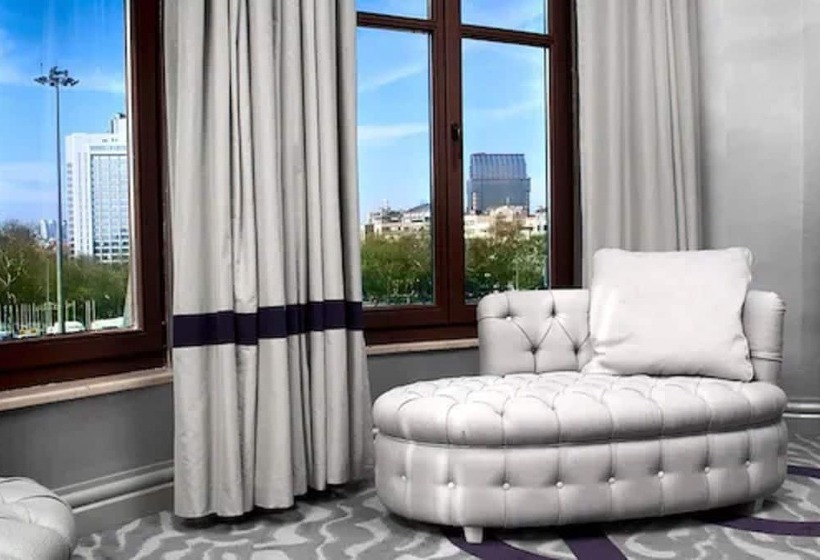 اتاق خانوادگی, Taxim Hill