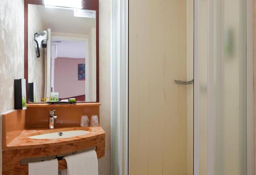 컴포트 트리플 룸, Brit Hotel Arras