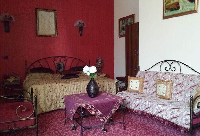 Junior Süit, Voila Inn