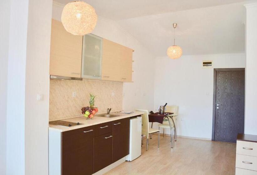 スタンダードスタジオ, Rainbow 1 Holiday Complex