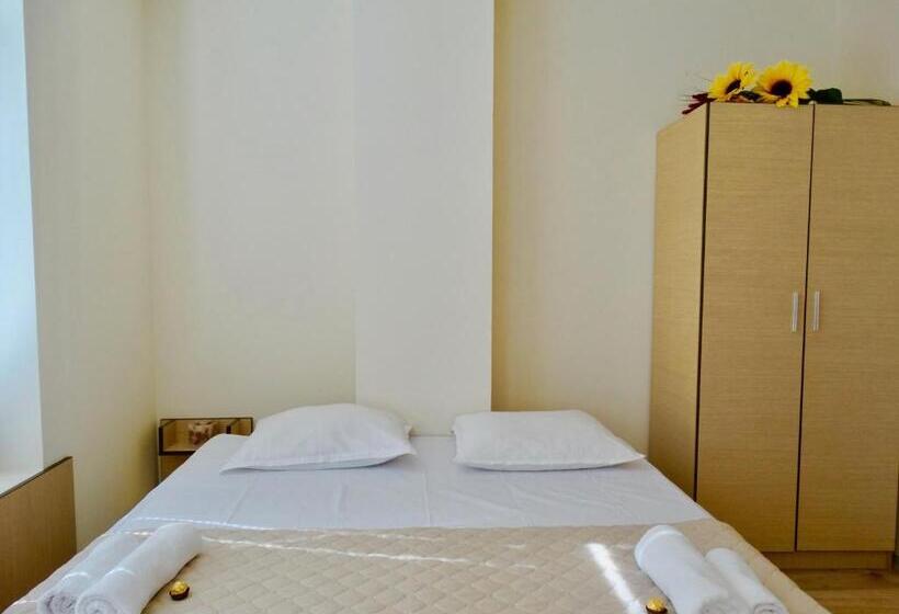 スタンダードスタジオ, Rainbow 1 Holiday Complex