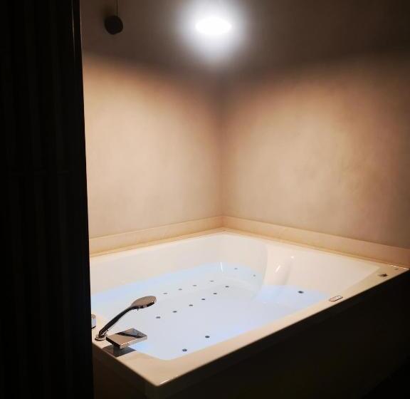 Номер Deluxe, Divale