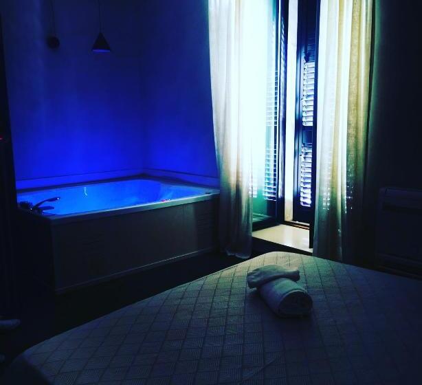 Номер Deluxe, Divale