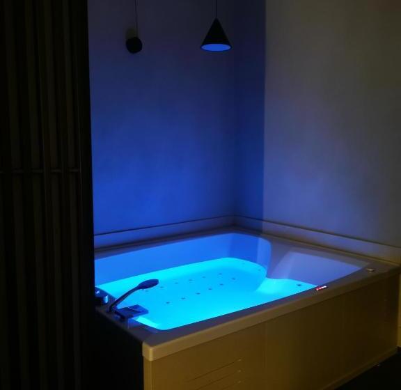 Номер Deluxe, Divale