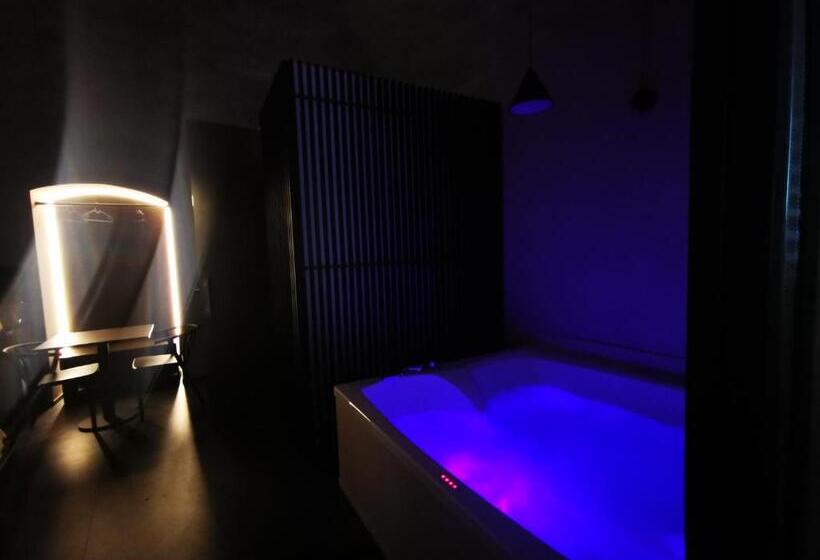 Номер Deluxe, Divale