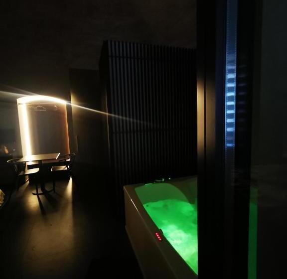 Номер Deluxe, Divale