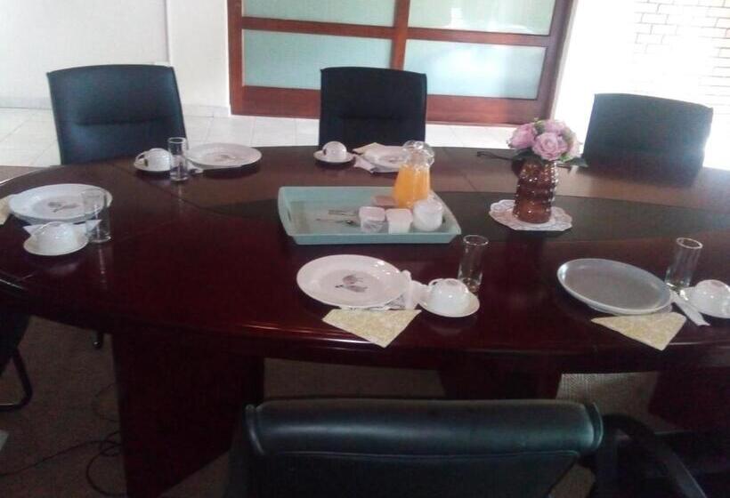 חדר אקונומי, Lee Gardens