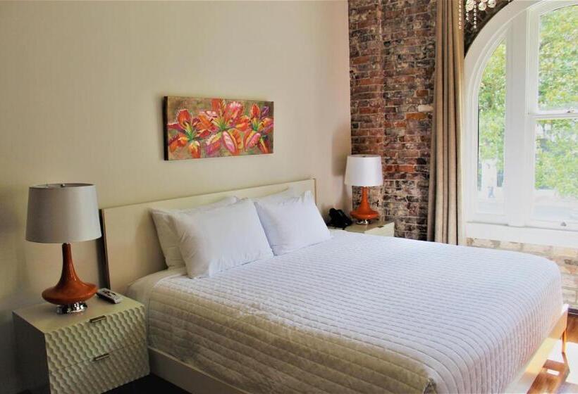 سوئیت با تخت بزرگ, Hale