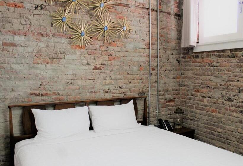 سوئیت با تخت بزرگ, Hale