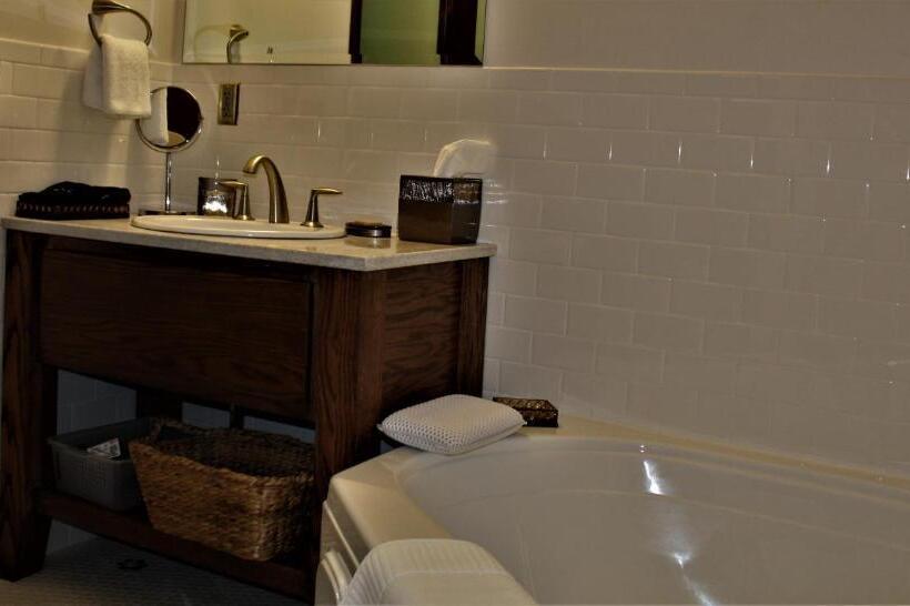 سوئیت با تخت بزرگ, Hale