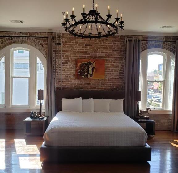 سوییت لوکس, Hale