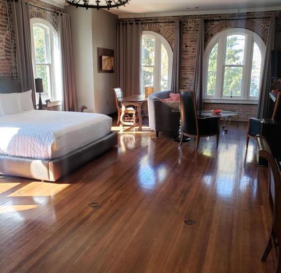 سوییت لوکس, Hale