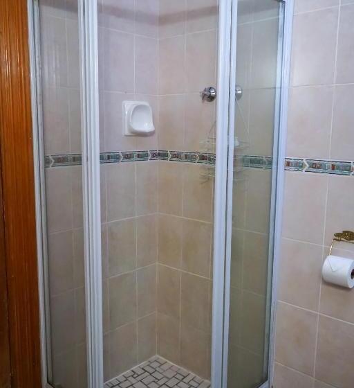 اتاق لوکس سه تخته, Outentique Accommodation