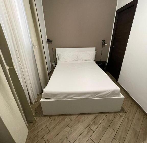 Pokój Standard, Policlinico Room