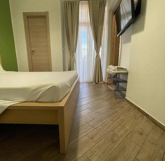 Pokój Czteroosobowy Standard, Policlinico Room