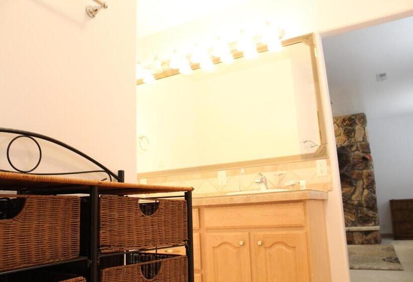 جناح عائلي, Swallow Cove